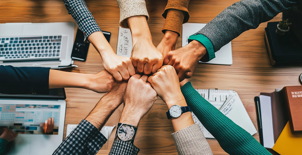 Équipe concentrée sur une activité de résolution collaborative type escape game